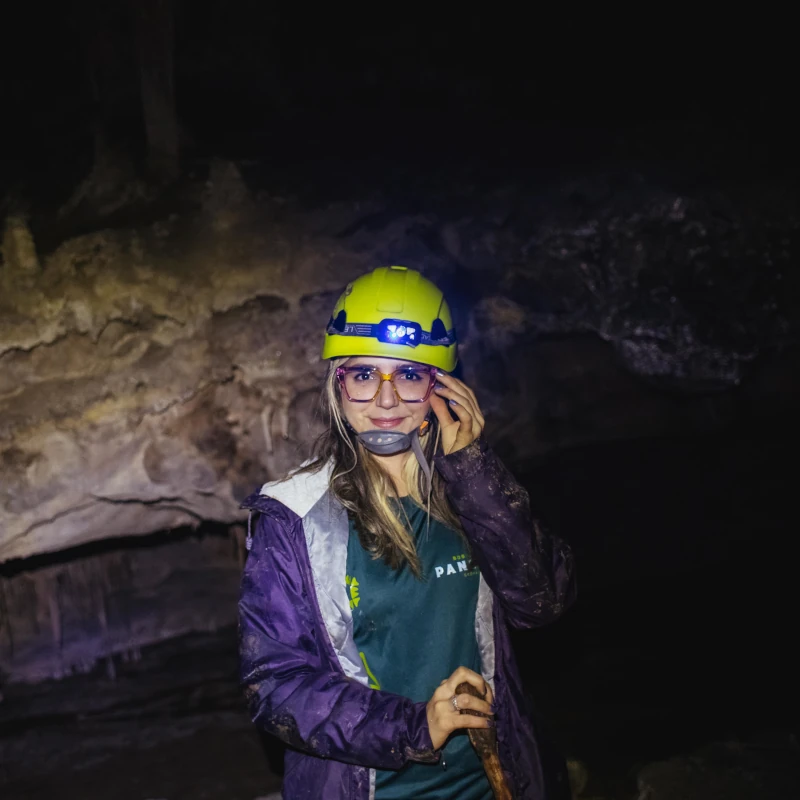 Visitante en una cueva