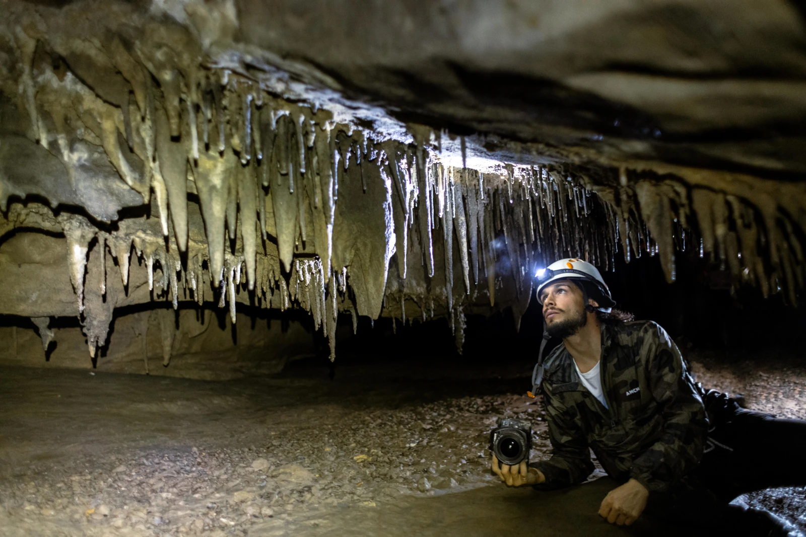 Explorador dentro de una cueva